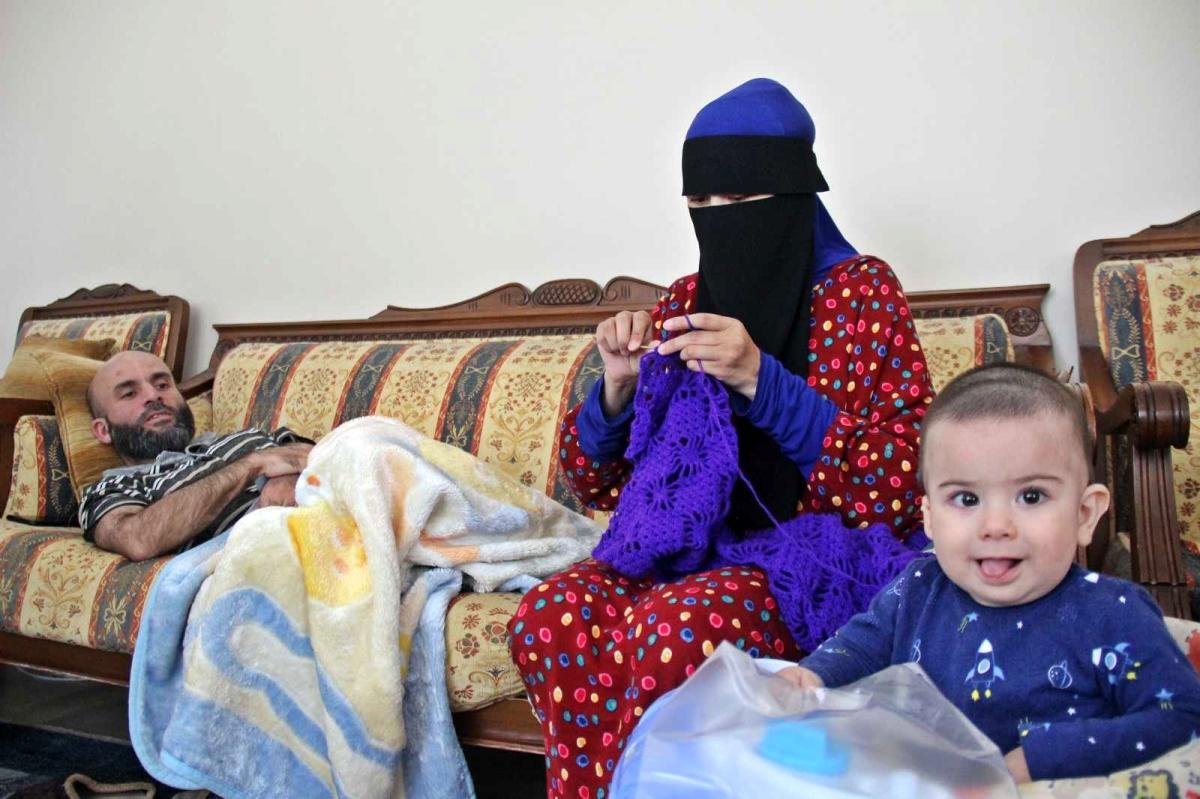 İslamiyet’i yaşamak için Türkiye’ye geldi, geçimini ise örgü yaparak sağlıyor