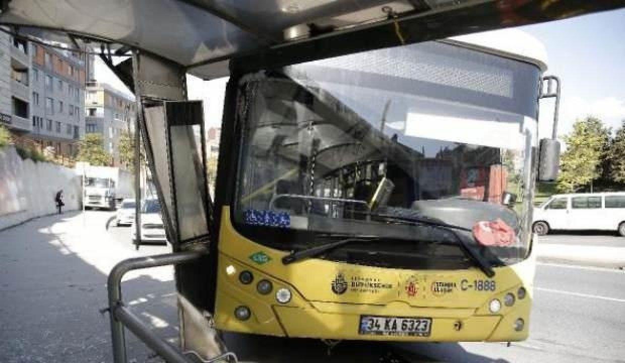 Kağıthane’de İETT otobüsü durağa çarptı
