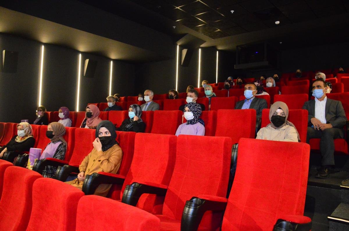 Karasu’da öğrenciler “Akif” sinemasını izledi