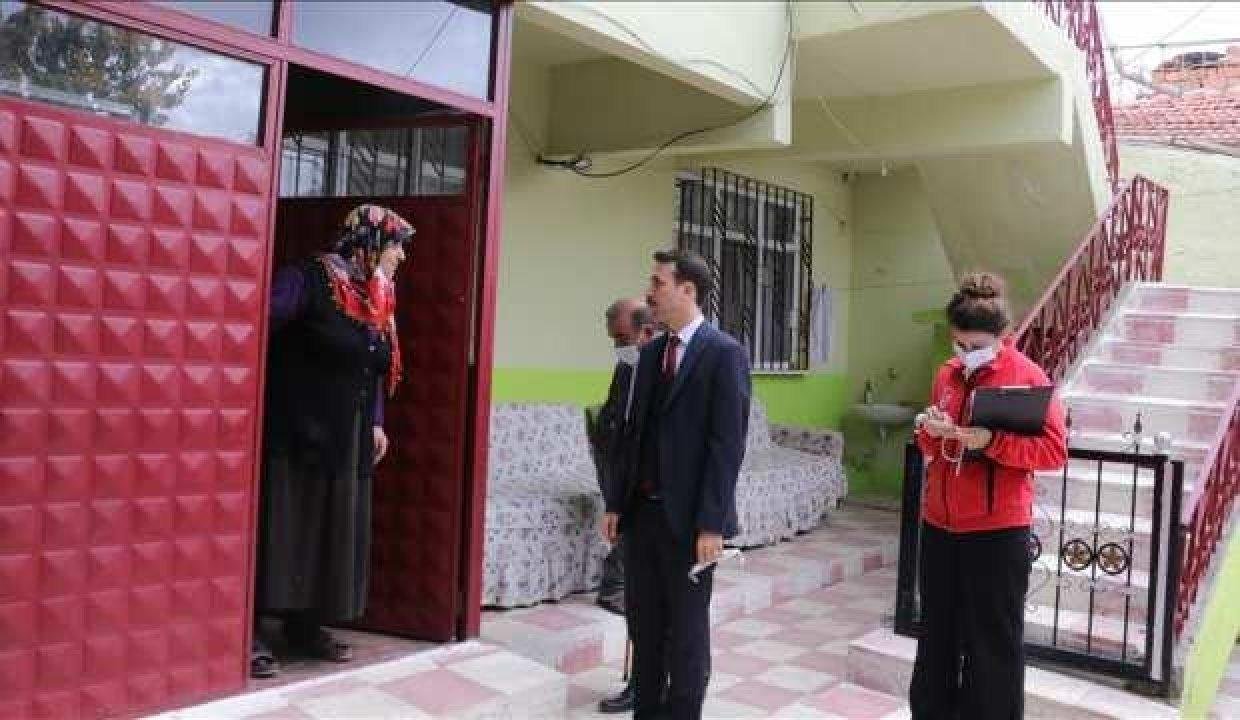 Kaymakam, aşılama oranının artması için sıhhat takımlarıyla kapı kapı dolaşıyor