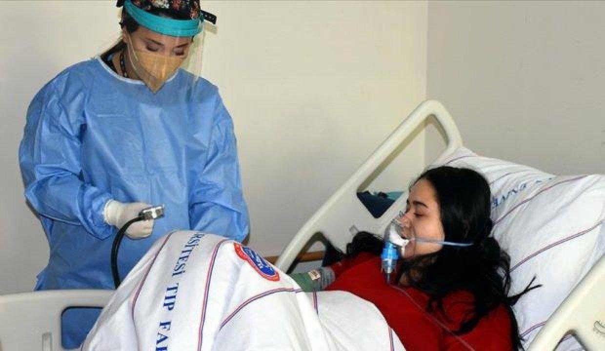 Kovid-19 hastası genç bayan aşıyı ihmal etmenin pişmanlığını yaşıyor