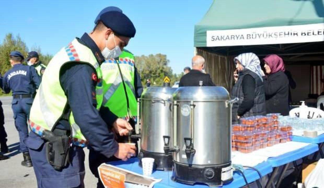 Sakarya’da jandarma araçları bu defa ikram için durdurdu