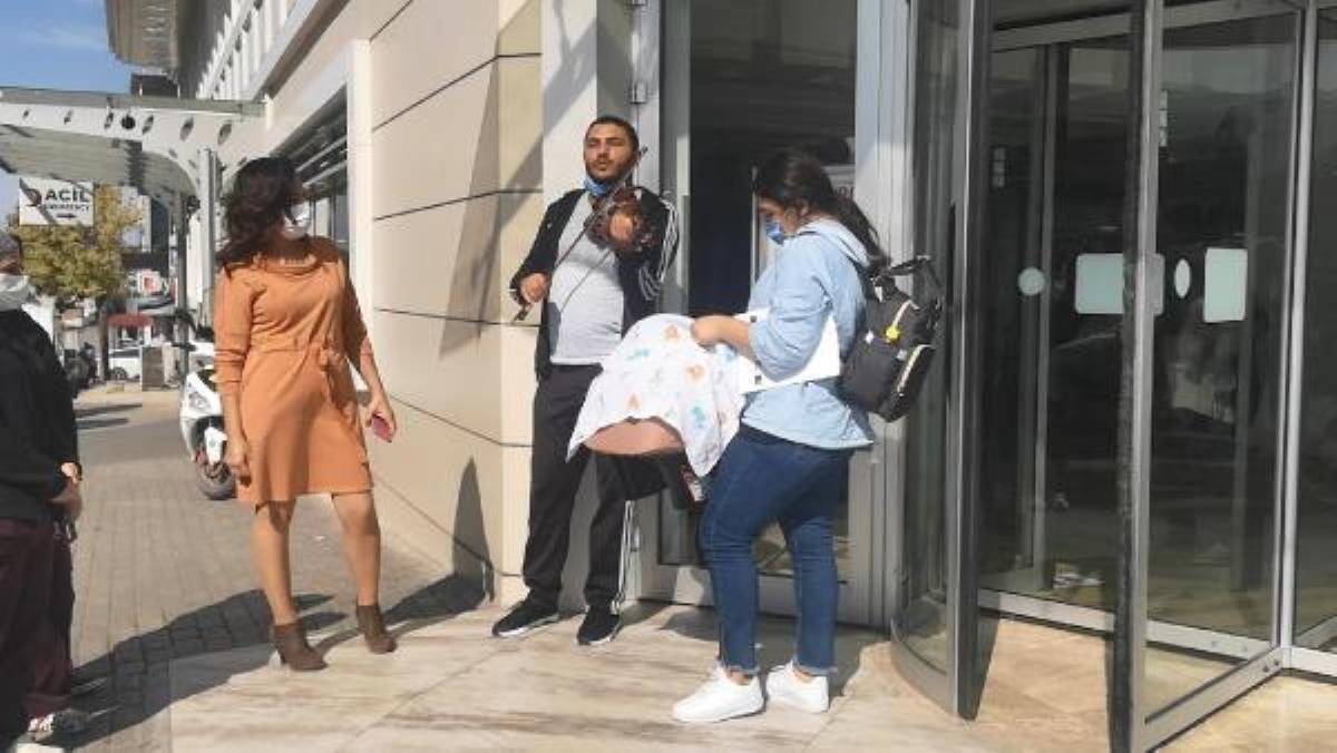 Taburcu olan bebeğini hastane kapısında kemanla karşıladı