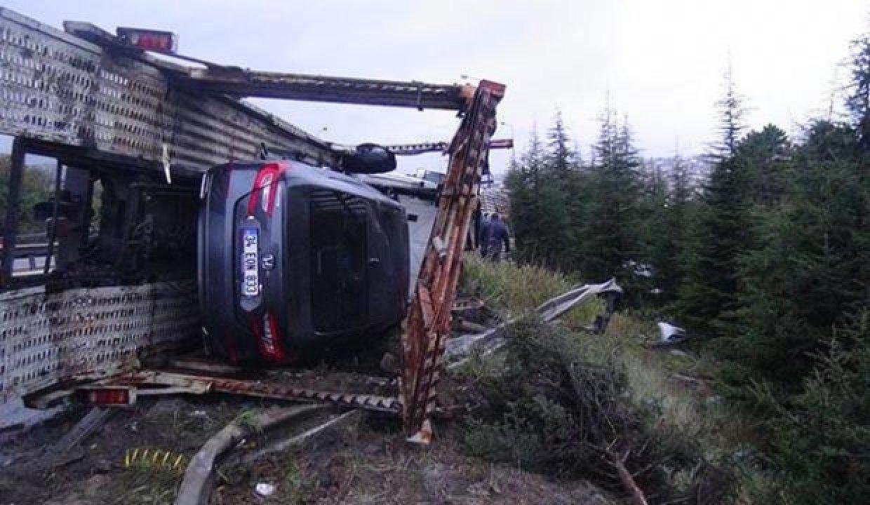 TEM’de araç yüklü TIR devrildi, uzun araç kuyrukları oluştu