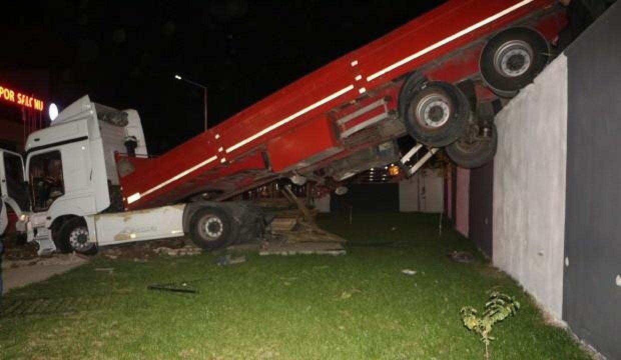 Tokat’ta faciadan dönüldü! Üç genç son anda kurtuldu