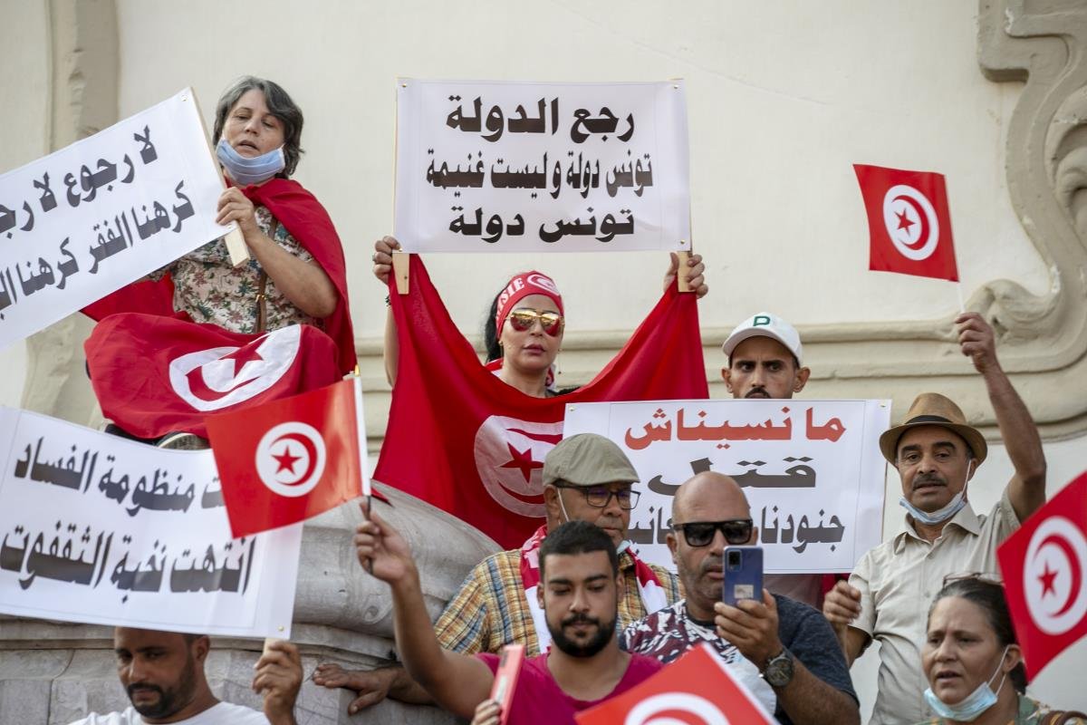 Tunus’ta Cumhurbaşkanı Kays Said’e takviye gösterisi