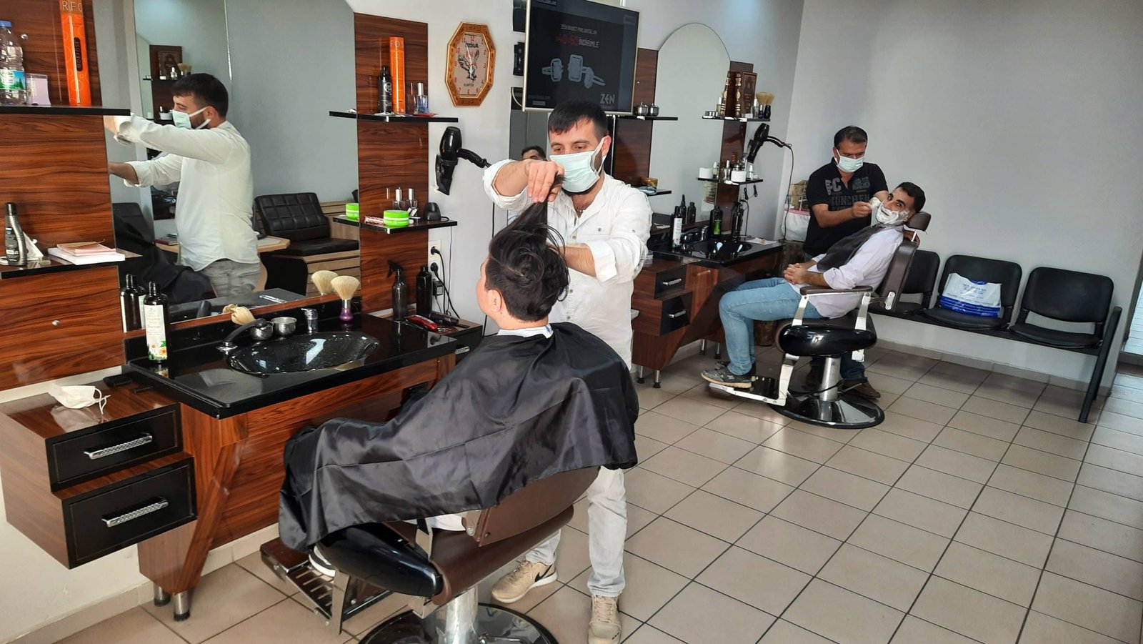 İstiklal Erkek Kuaförü Arif Yıldız, “Çırak bulmakta zorlanıyoruz”