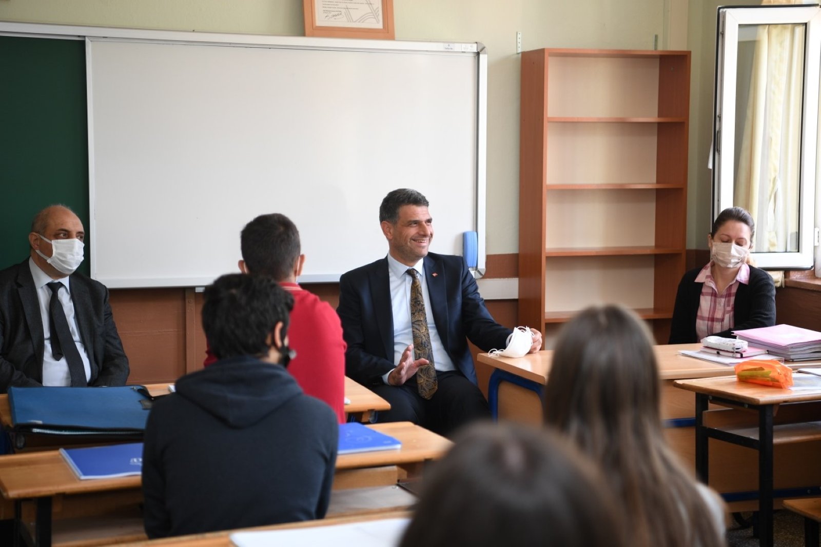 Kocaman, Maşukiye Anadolu Lisesi’nde gençleri dinliyor