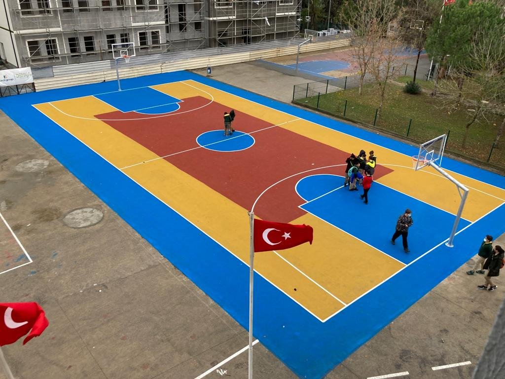 İzmit Edebali Ortaokuluna basketbol ve voleybol sahası yapıldı