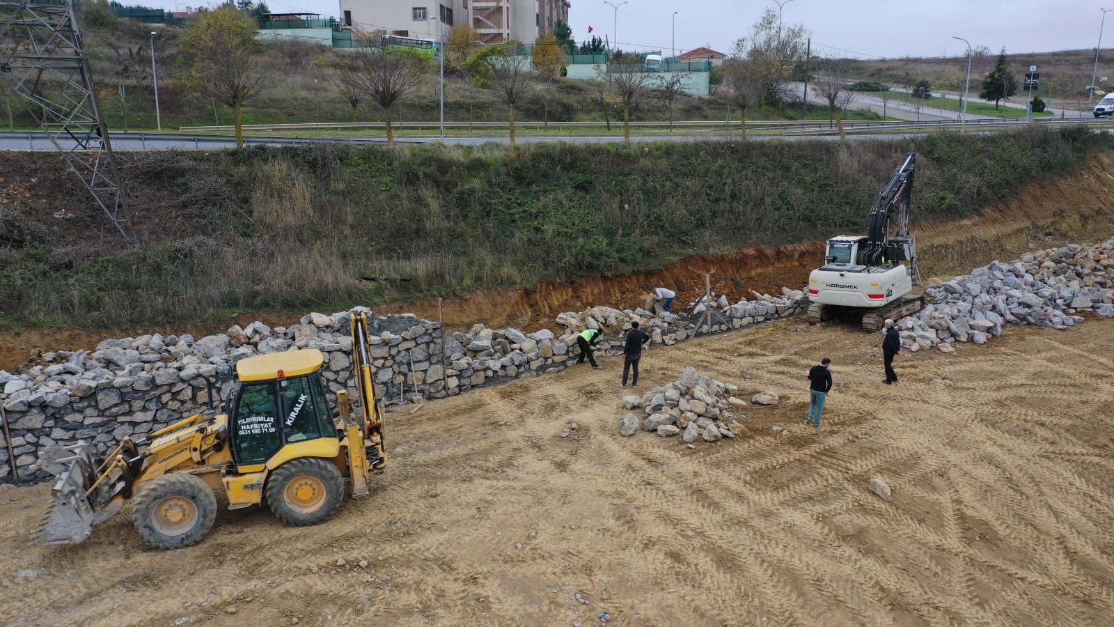 İzmit kent mezarlığında yeni istinat duvarı çalışması yapılıyor