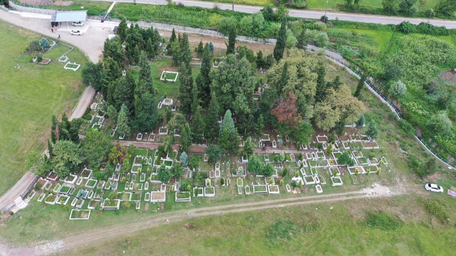 Kartepe’deki mezarlıklara özel bakım