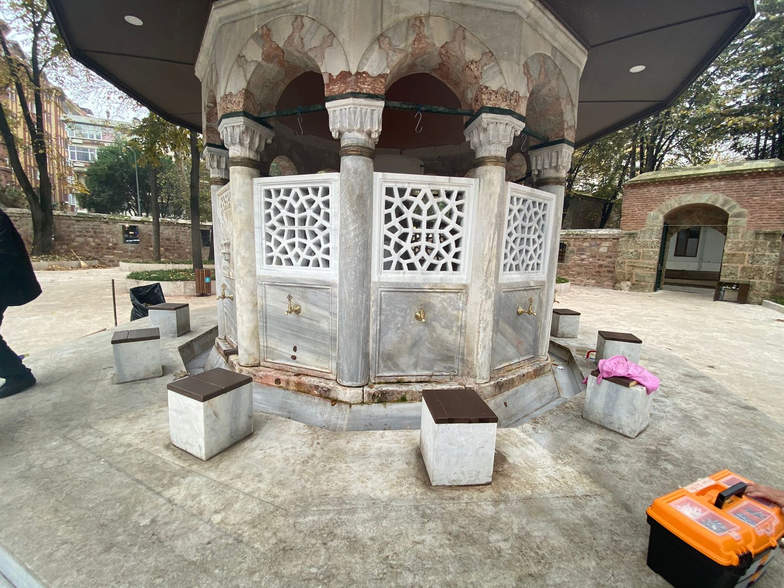 Yeni Cuma Camii’nin çalınan muslukları yenilendi