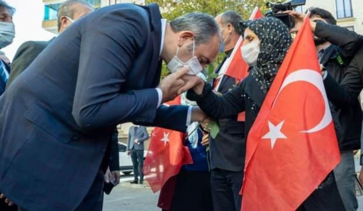 Adalet Bakanı Gül, Diyarbakır annelerini ziyaret etti