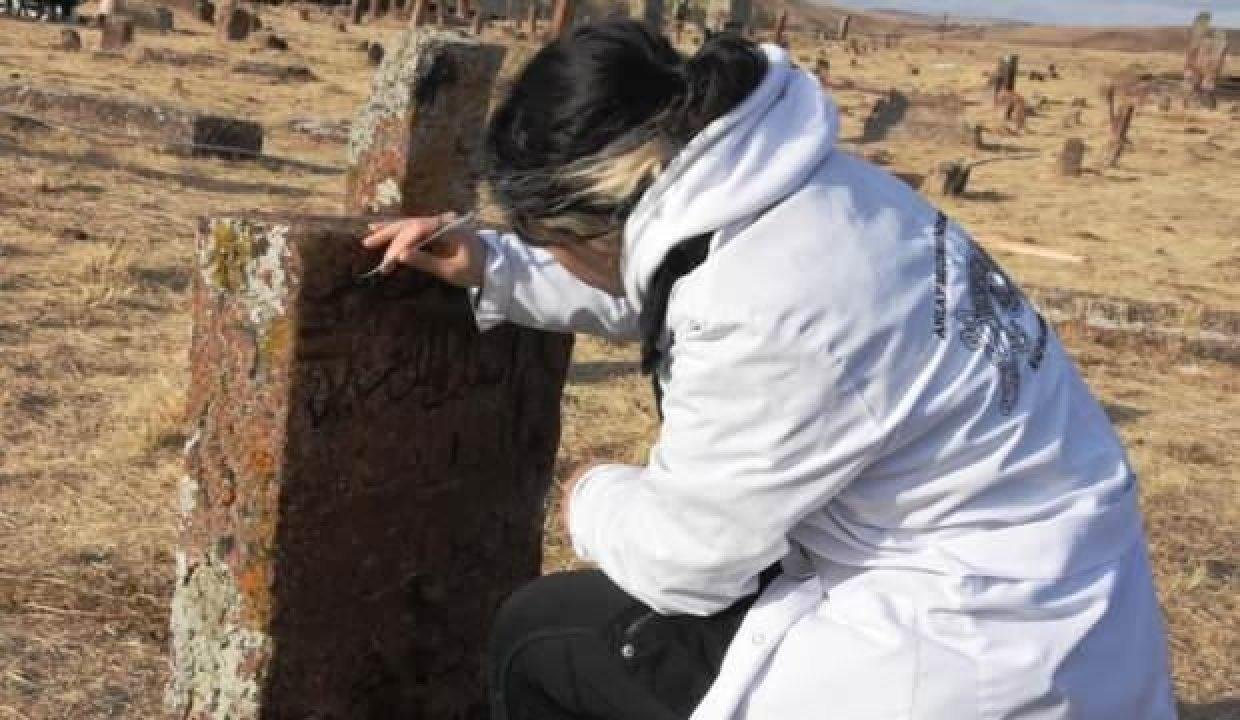 Ahlat’taki Selçuklu Mezarlığında 30 çocuk mezarı bulundu