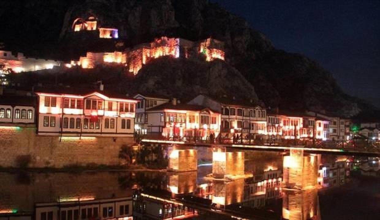 Amasya’da Yalıboyu Konutları ve Kral Kaya Mezarları turuncu renk ile aydınlatıldı