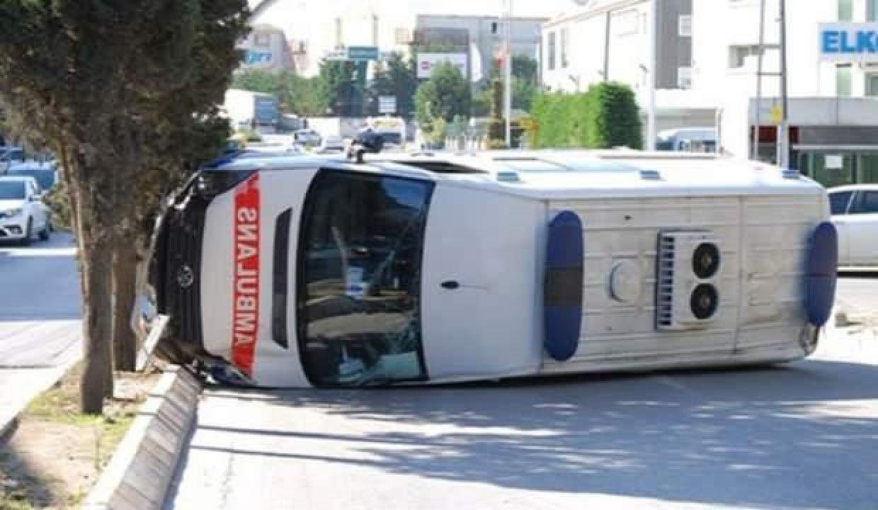 Arabayla çarpışan ambulans devrildi