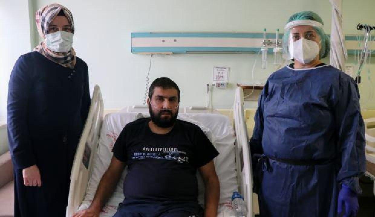 Aşı tersi olarak girdiği Kovid-19 servisinden aşı gönüllüsü olarak çıktı