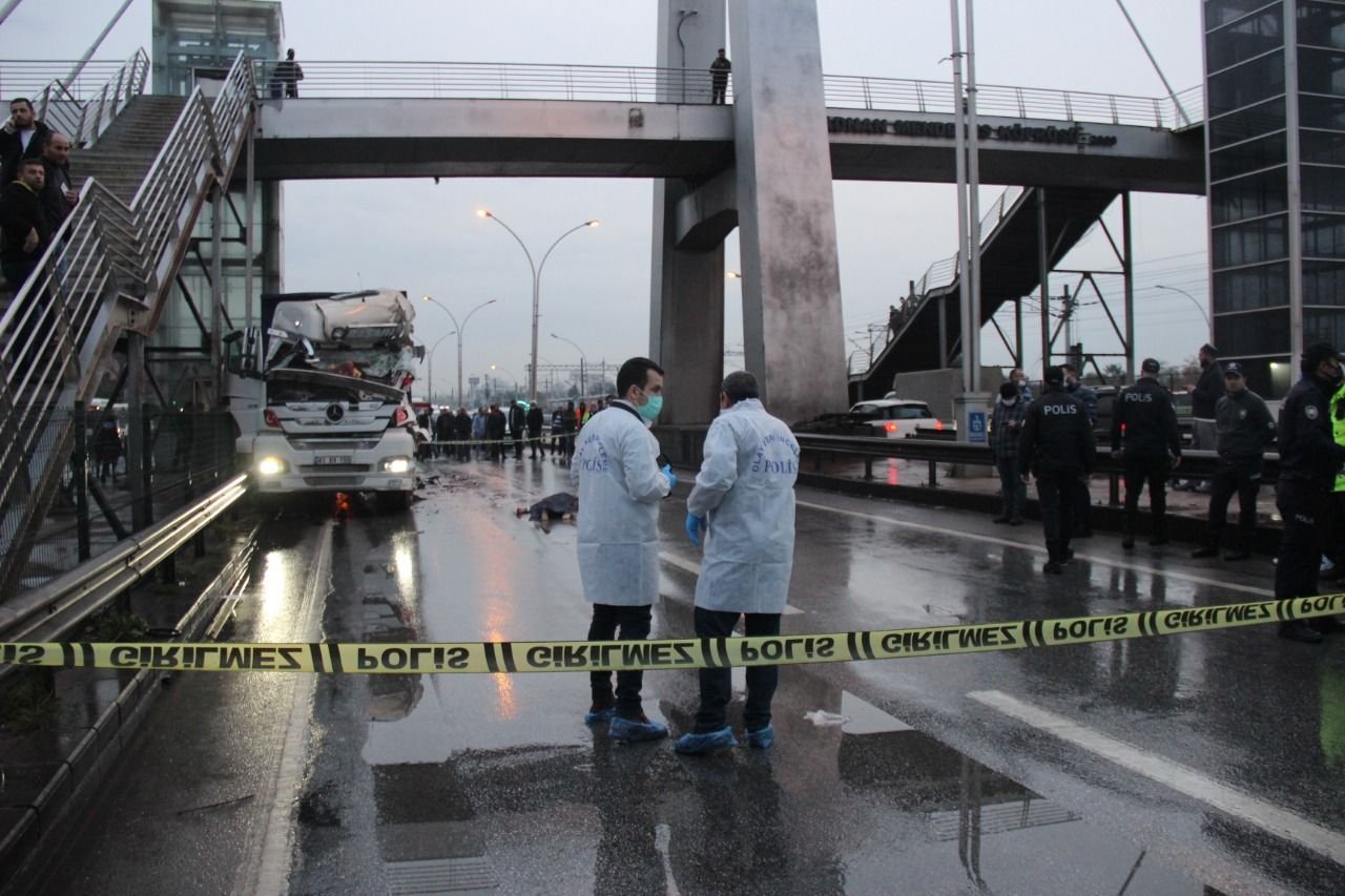 Halkevi köprüsünden atlayan genç fena halde can verdi