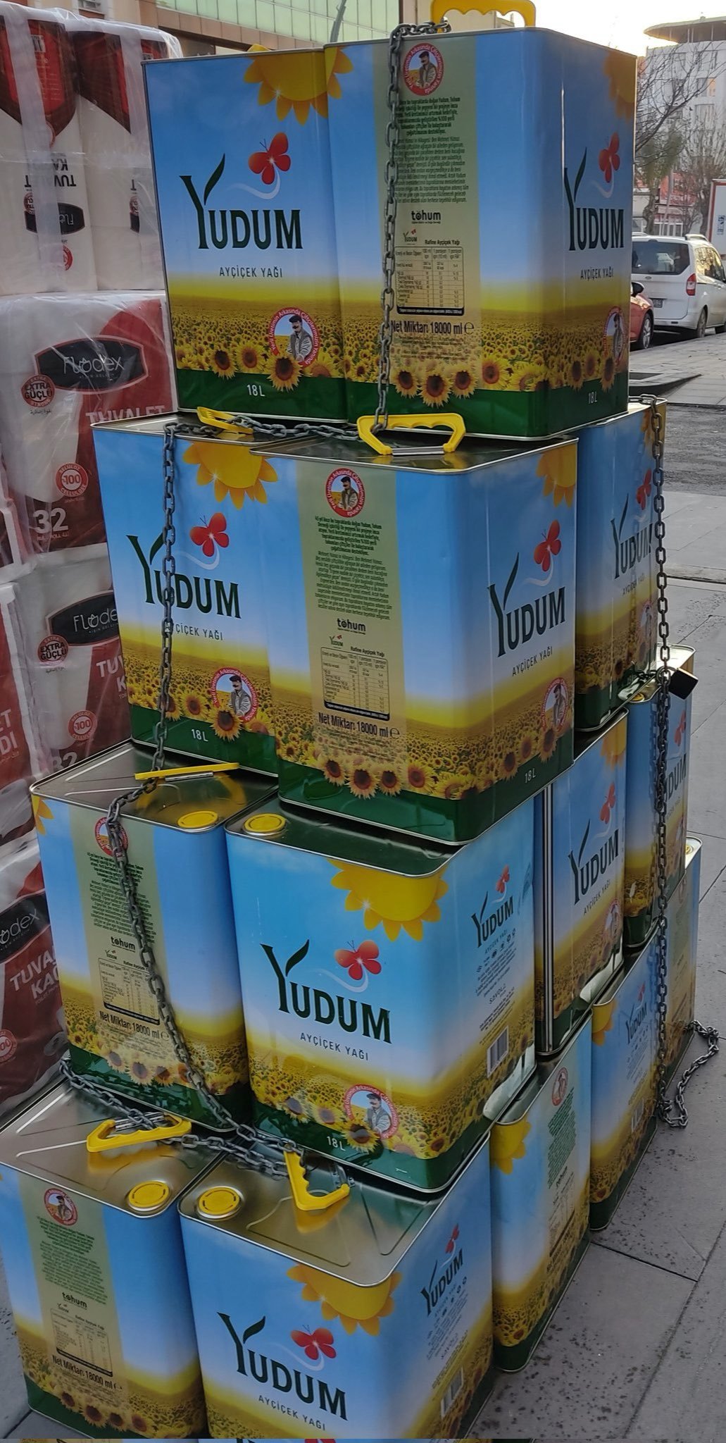 Gelen zamlardan sonra çalınmasın diye ayçiçek yağını zincirle bağladılar…