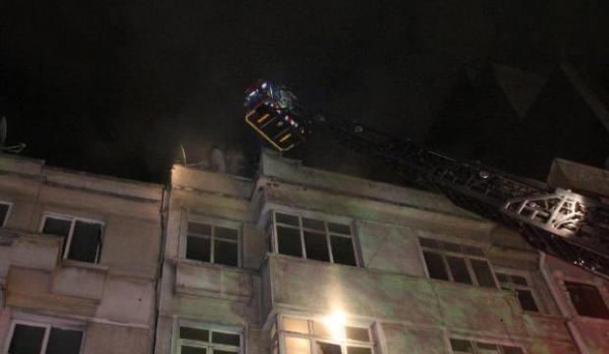 Beyoğlu’nda otellerin bulunduğu caddede bir binada yangın paniği
