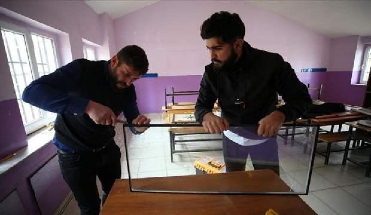Bitlis’te üniversite öğrencileri orta tatilde köy okulunu onardı