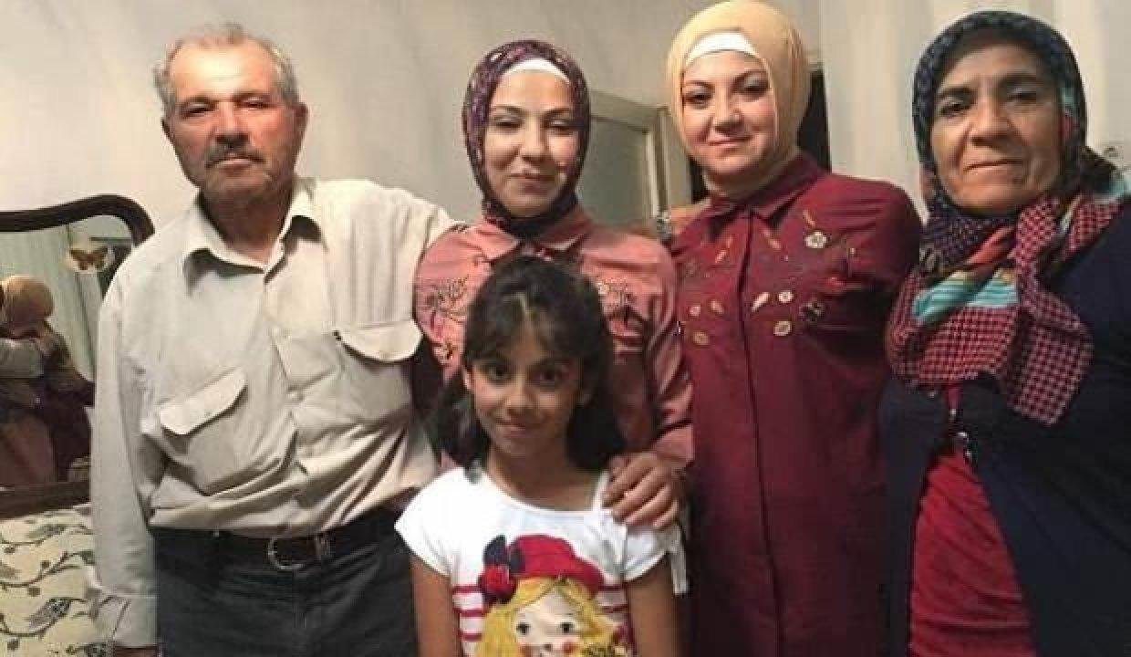 Böbrekleriyle kızlarını hayata bağladılar