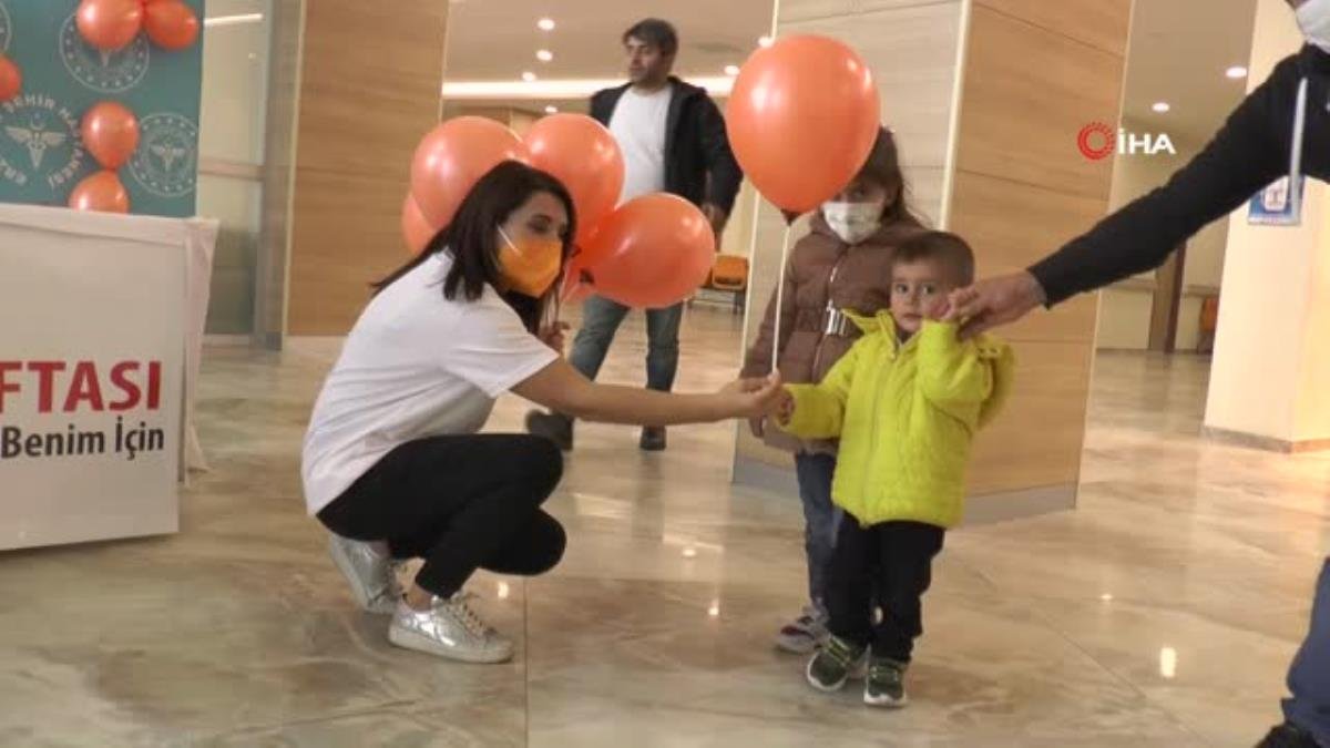 Covid-19 testi müspet çıkan anne bebeğini emzirmeye devam edebilir