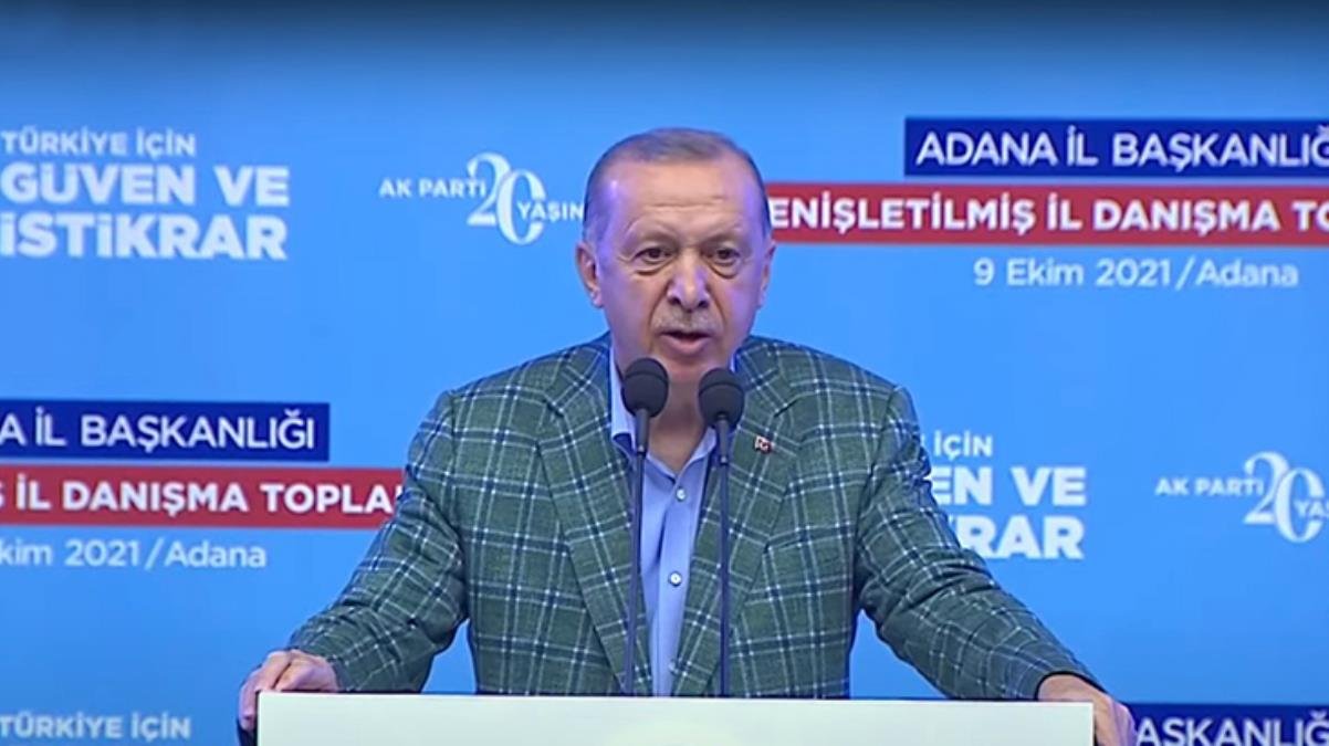 Cumhurbaşkanı Erdoğan’a pankart sürprizi: Gençliği Adana’nın sıcağı değil, senin aşkın yakar