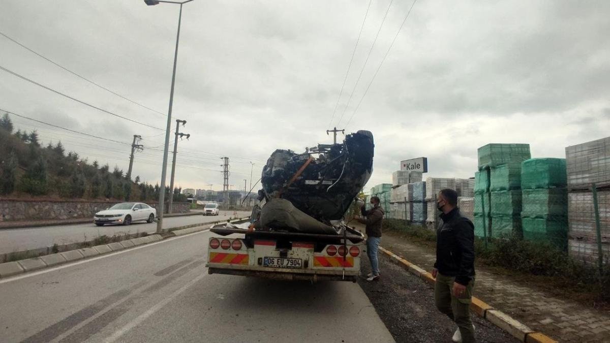 Direğe çarpan araba parçalandı: 1 ağır yaralı