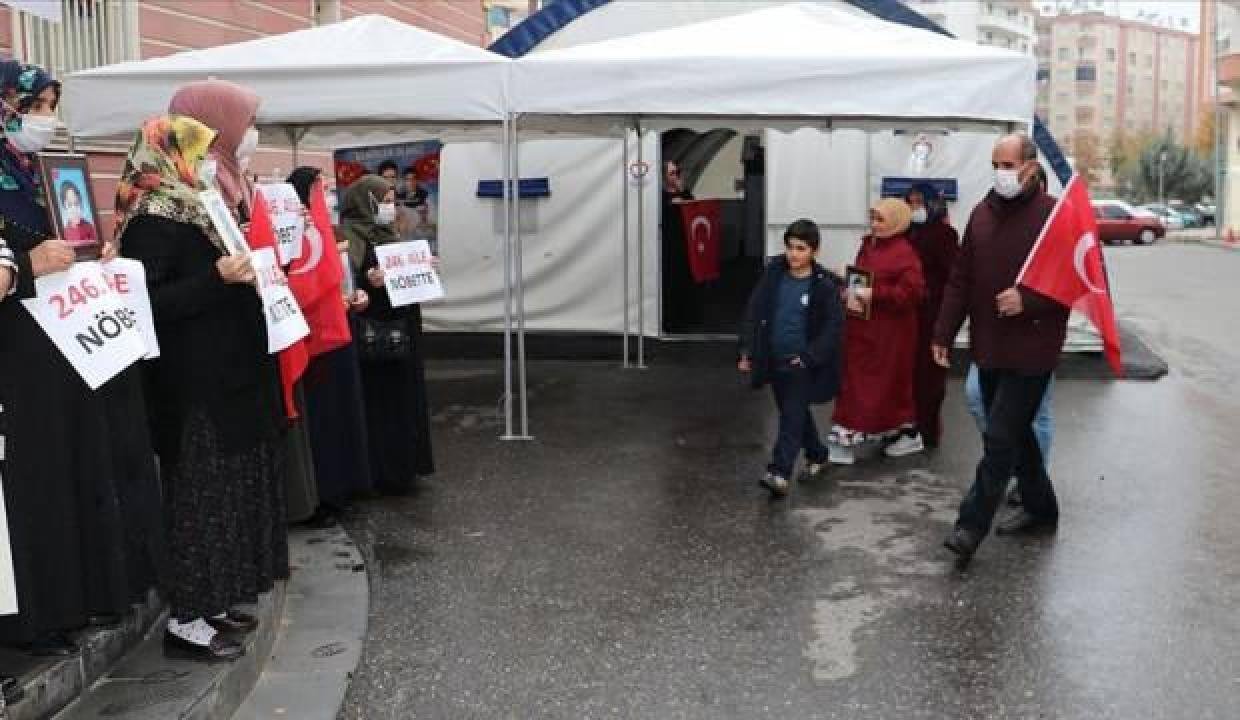 Diyarbakır annelerinin evlat nöbetine bir aile daha katıldı