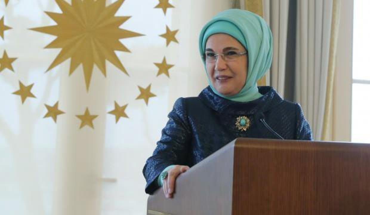 Emine Erdoğan, TOGEMDER üyeleriyle bir ortaya geldi