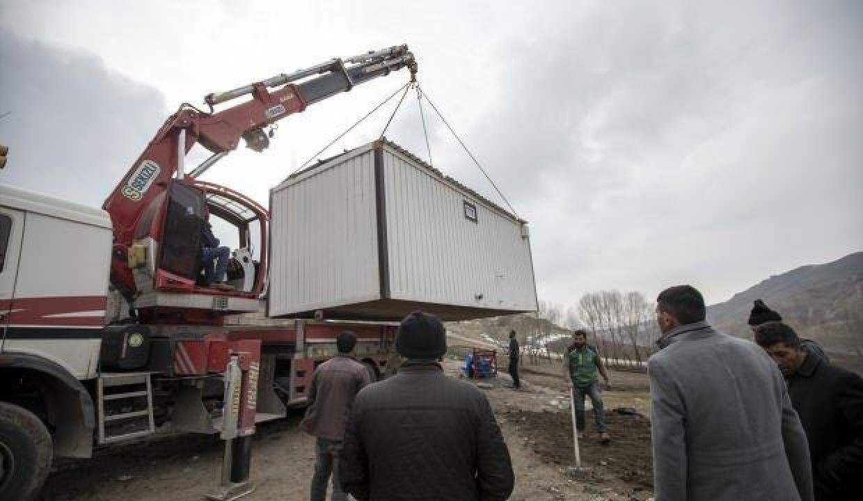 Erzurum’daki zelzelede meskenleri hasar görenlere konteyner ulaştırıldı