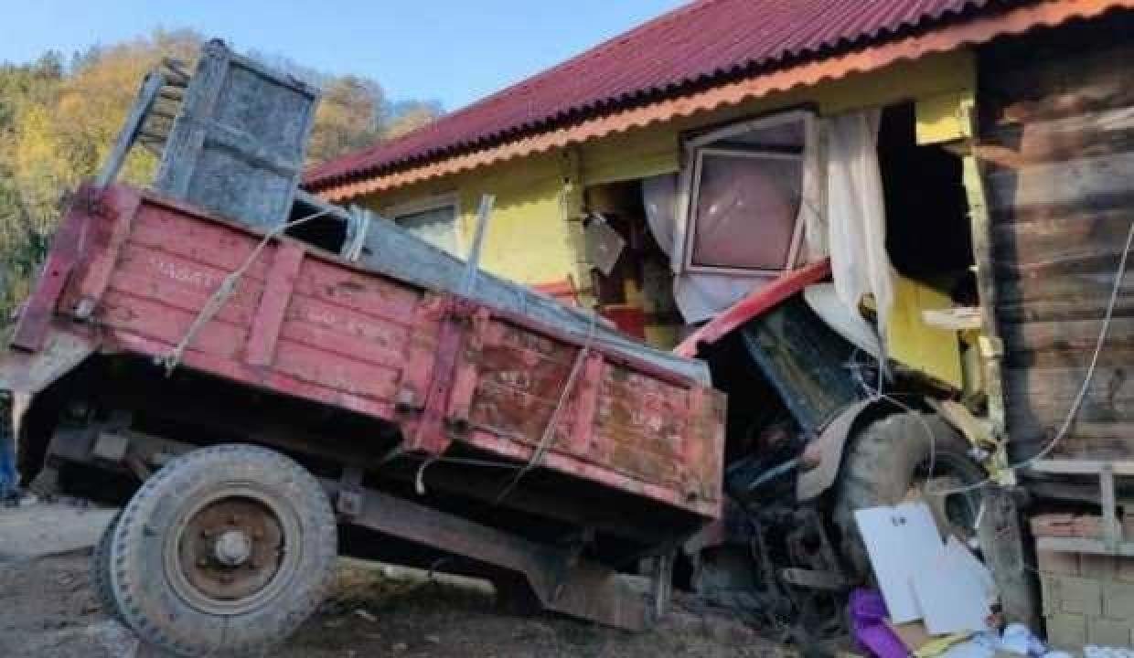 Freni boşalan traktör meskene girdi, faciadan dönüldü