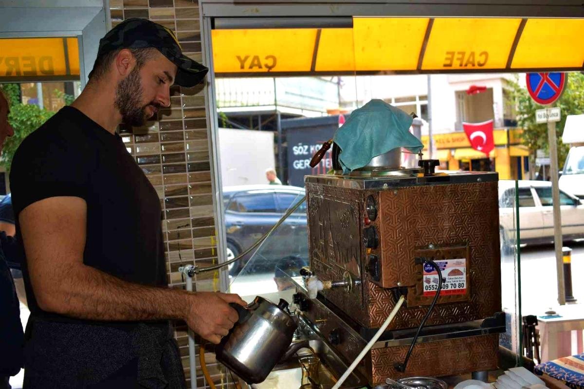 Genç çaycı, toplumsal medyaya yüklediği görüntülerle fenomen oldu