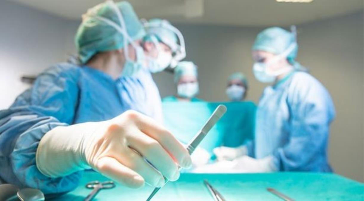 Göğüs ağrısı nedeniyle doktora başvuran adamın kalbinden çimento kesimi çıktı