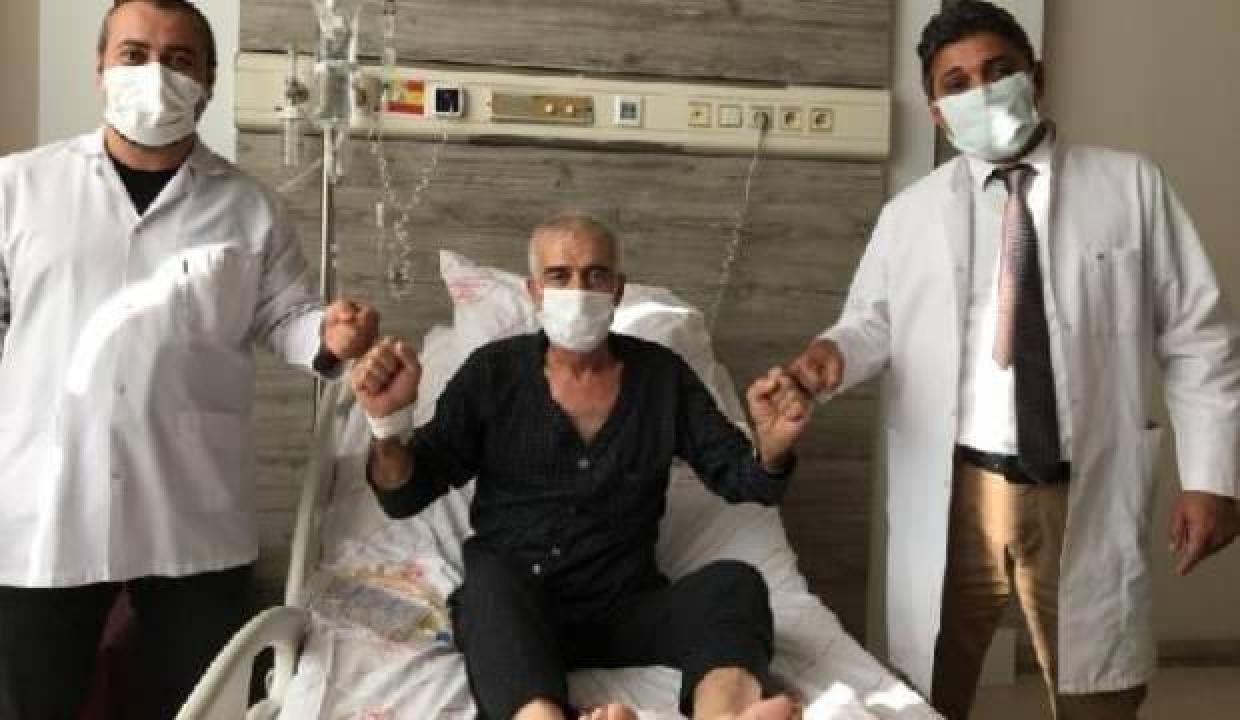 Hastayla konuşularak yapılan 6 saatlik ameliyatta, 8 organı çıkarıldı