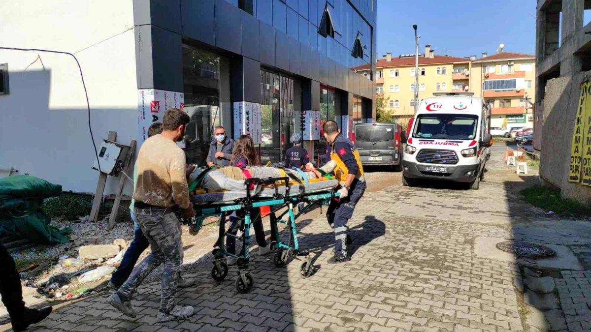 İnşaat iskelesi kırıldı, üzerinde çalışan 2 personel düşerek yaralandı