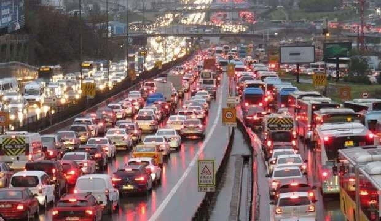 İstanbul’da orta tatil trafiği kilitledi