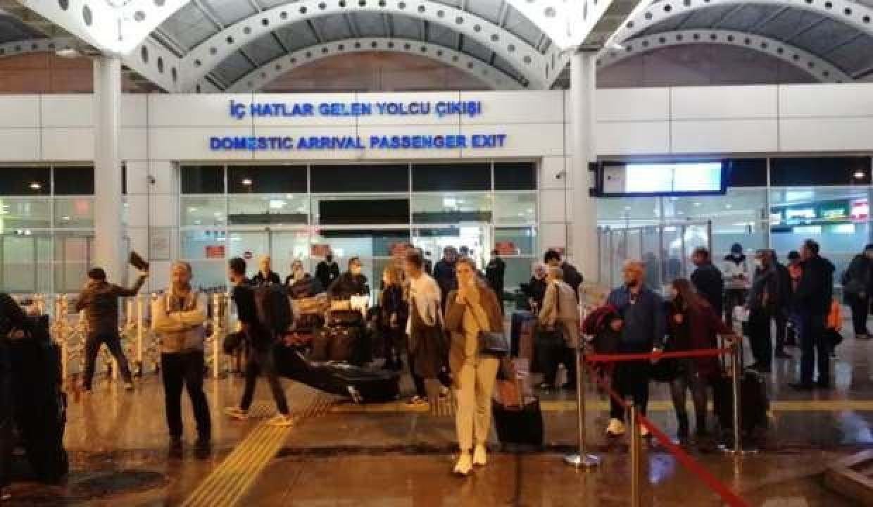 İstanbul’dan gelen uçak Antalya’ya 6 saatte inebildi