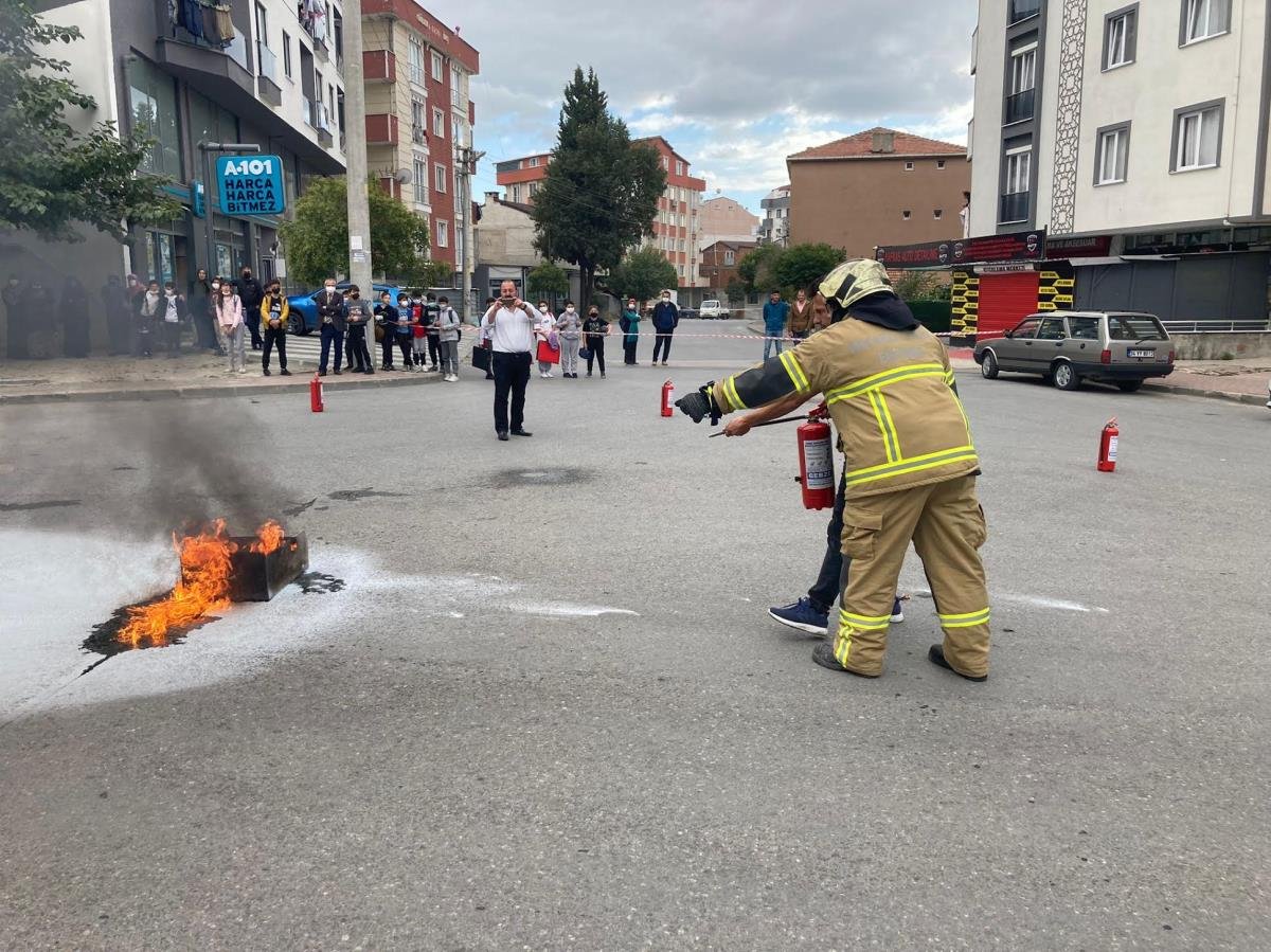 İtfaiyeden mahalle sakinlerine yangınla gayret eğitimi