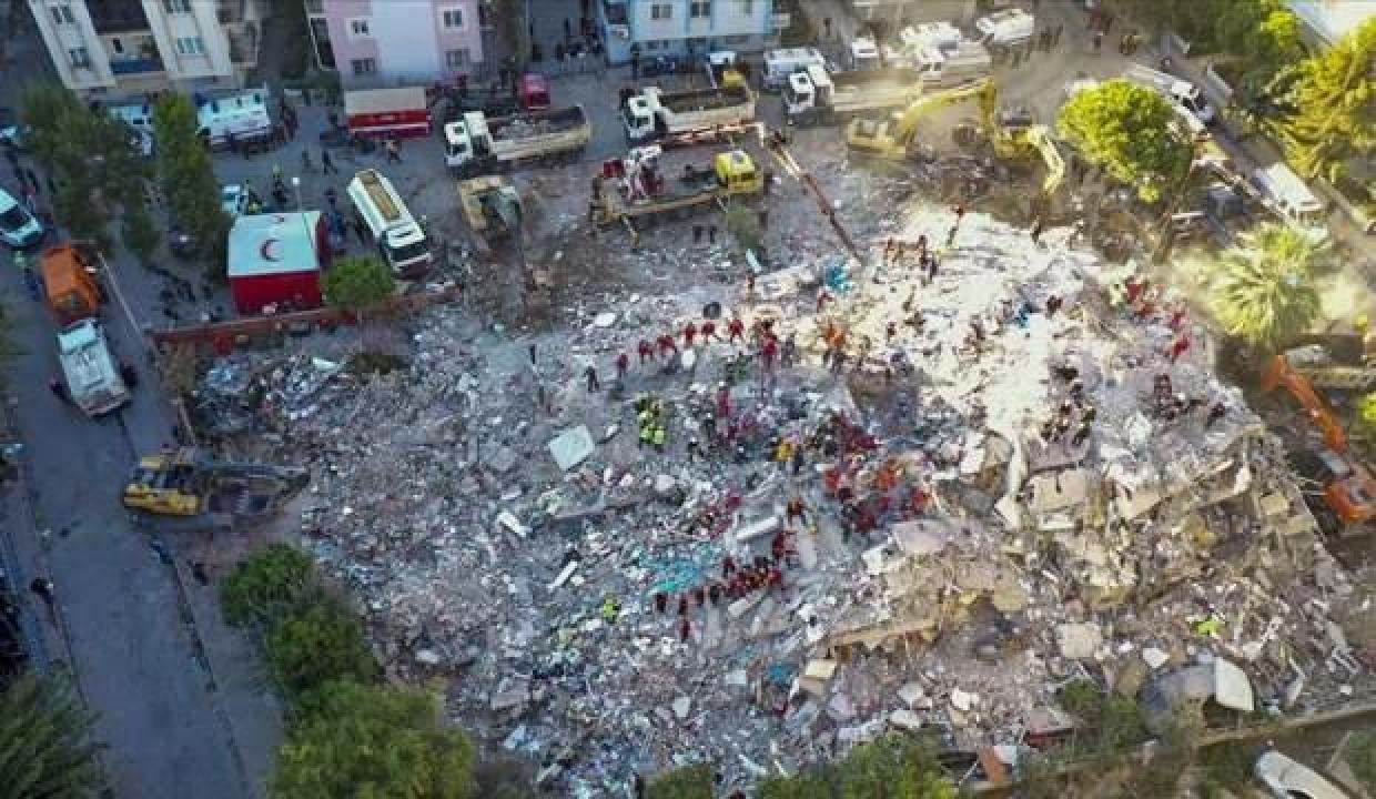 İzmir sarsıntısında yıkılan Emrah Apartmanı davasının sanıkları hakim karşısında