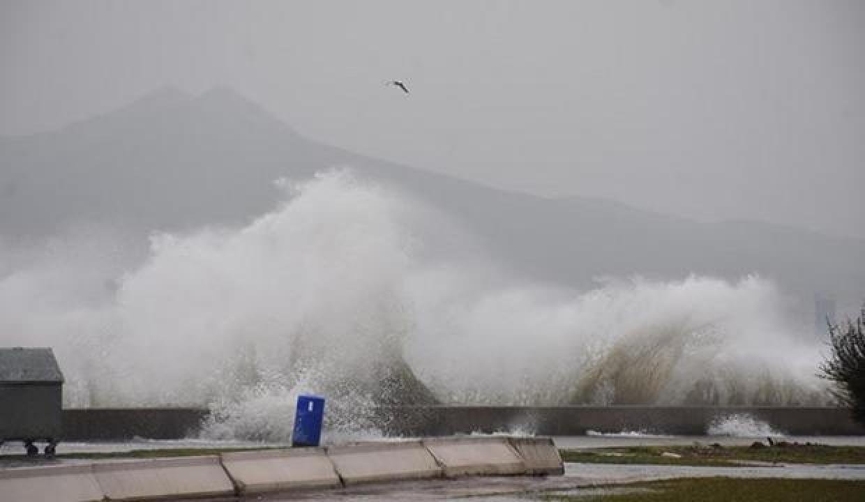 İzmir’de deniz taştı! Vapur seferleri durdu