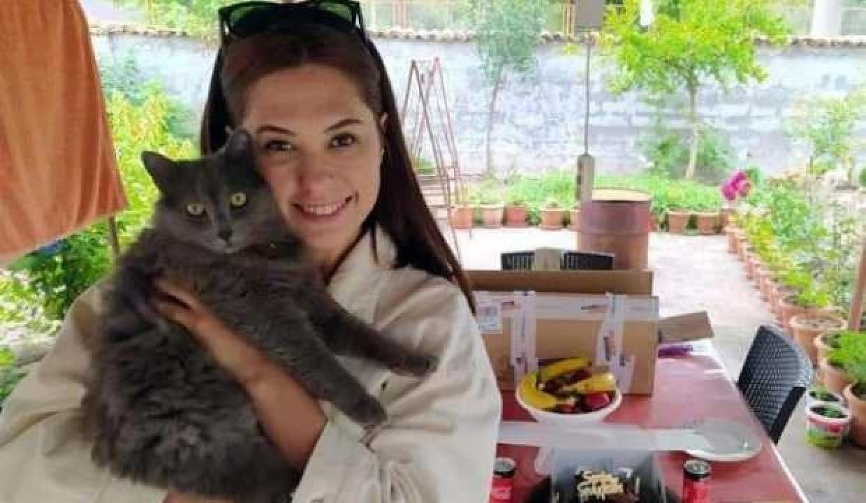 Kaçan kedisini almak isterken balkondan düştü