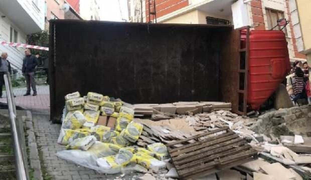 Kağıthane’de kamyon devrildi; facia ucuz atlatıldı