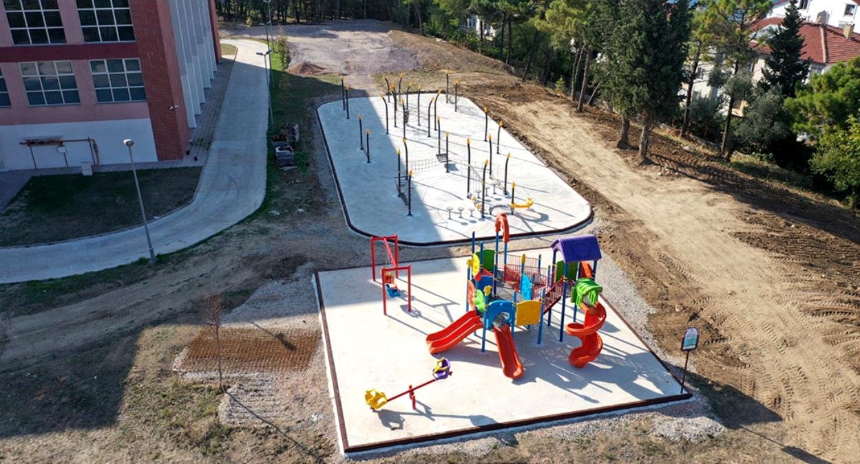 Karamürsel’de yüzme havuzuna yeni etraf düzenlemesi