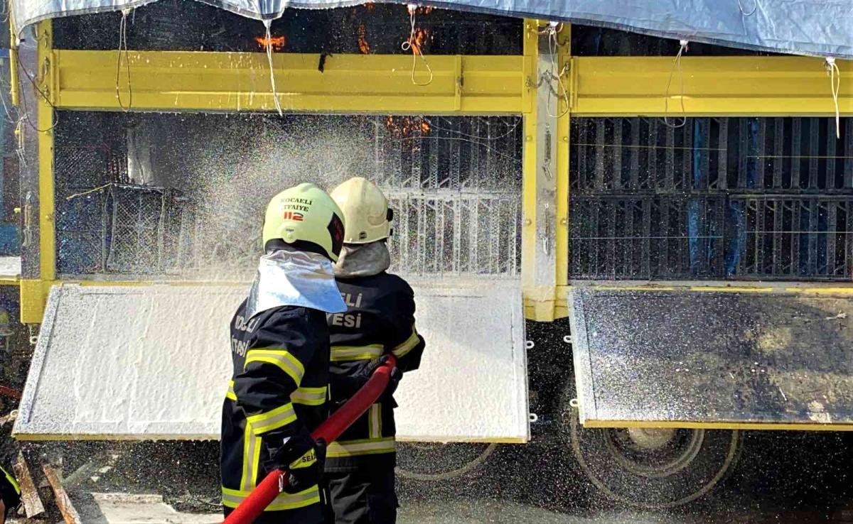 Kaynak yapılan kamyon kasası alevlere teslim oldu
