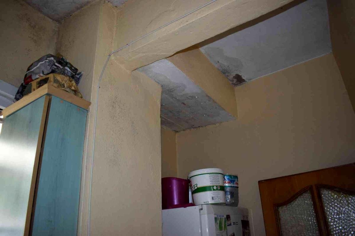 Komşusunun masrafları kerpetenle kapattığı aile lağım kokusu içinde yaşıyor