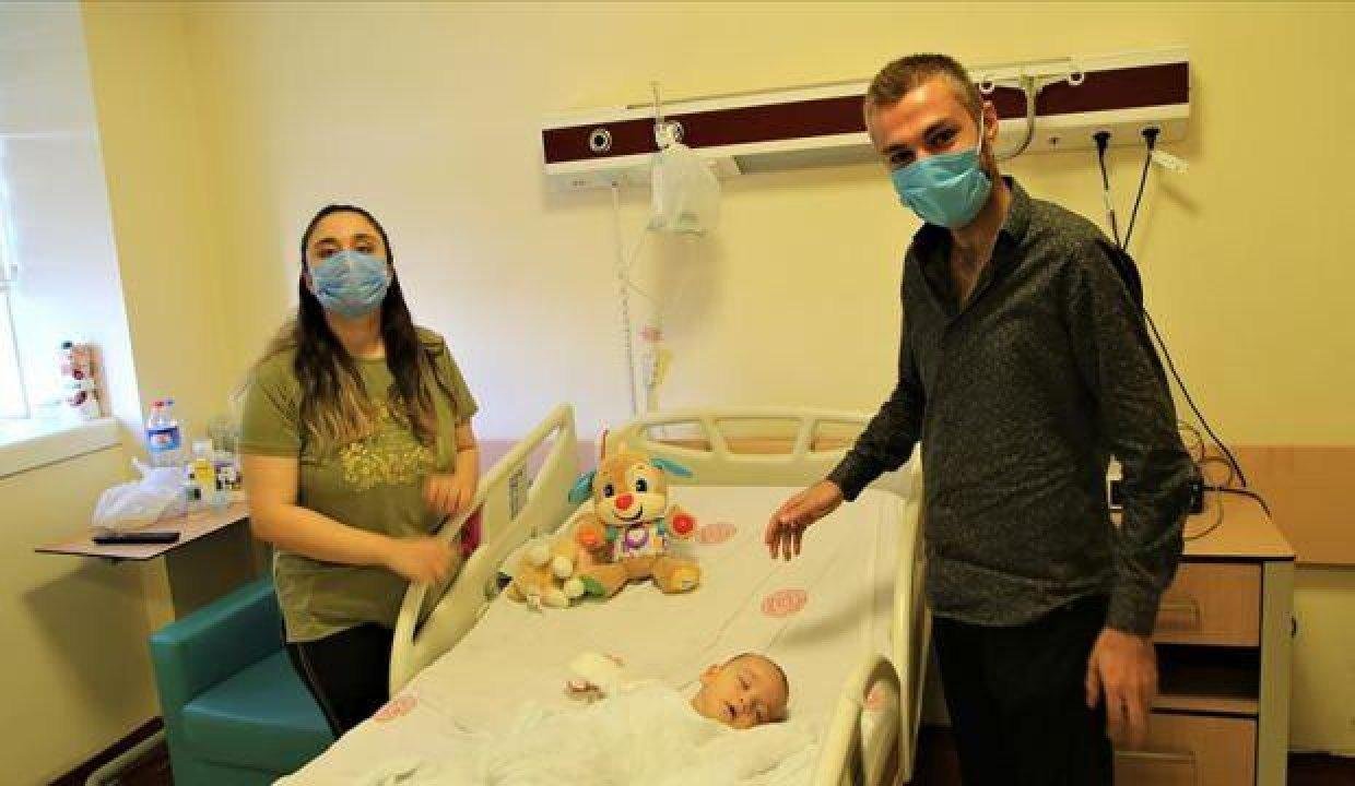 Kovid-19’u aşı sayesinde hafif atlatan hemşire çiftten aşı daveti