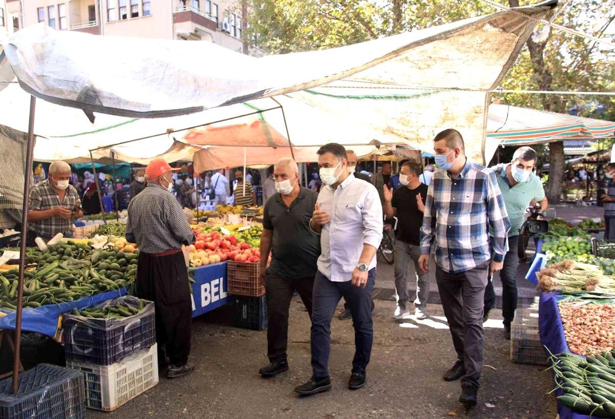 Lider Yücel, son sefer kurulan Cuma Pazarı’nda esnafla bir ortaya geldi