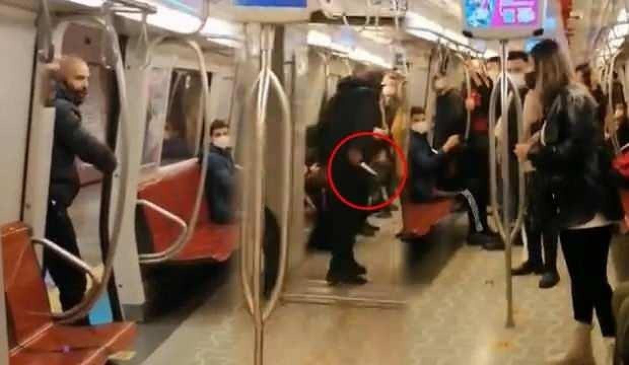 Metroda bayan yolcuya bıçak çekip hakaret eden şahıs yakalandı